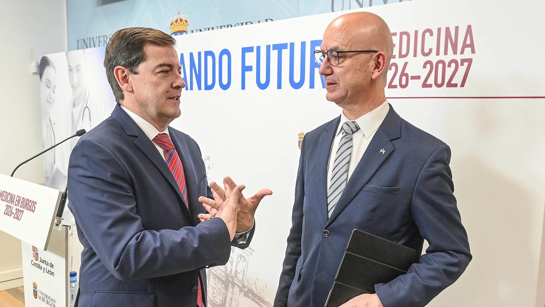 Mañueco conversa con el rector de la universidad de Burgos