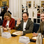 Pérez Llorca, (segundo por la derecha), y José María Llanos (primero por la izquierda)