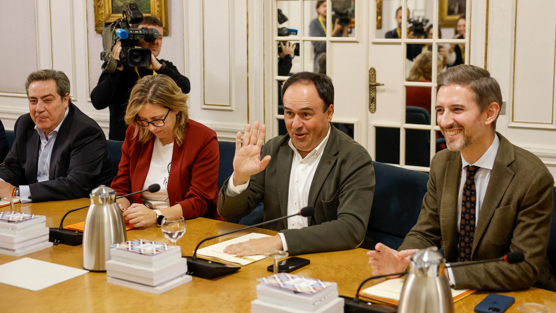 Pérez Llorca, (segundo por la derecha), y José María Llanos (primero por la izquierda)