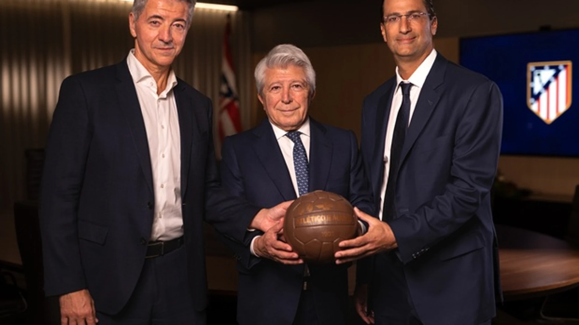 Miguel Ángel Gil y Enrique Cerezo junto con Robert Givone, socio de Apollo y co-gestor de ASC. REMITIDA / HANDOUT por ATLÉTICO DE MADRID Fotografía remitida a medios de comunicación exclusivamente para ilustrar la noticia a la que hace referencia la imagen, y citando la procedencia de la imagen en la firma 06/11/2025