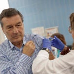 El conseller de Sanidad se vacuna contra la gripe y covid-19 e invita a hacerlo antes de los picos de invierno