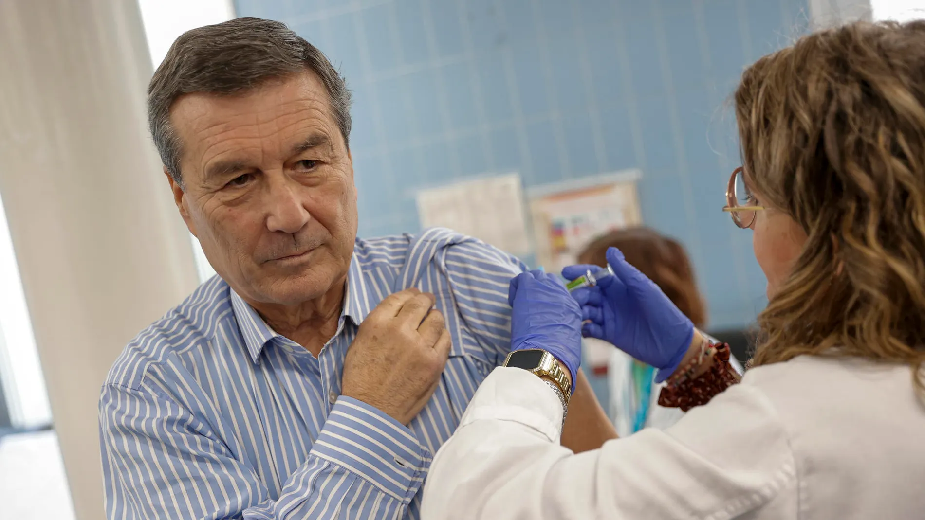 El conseller de Sanidad se vacuna contra la gripe y covid-19 e invita a hacerlo antes de los picos de invierno