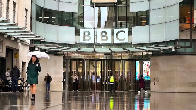 El presidente de la BBC pide disculpas por un "error de criterio" en cobertura sobre Trump El presidente de la BBC pide disculpas por un "error de criterio" en cobertura sobre Trump
