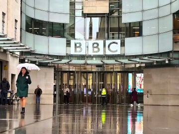 LONDRES, 10/11/2025.- El presidente de la cadena BBC, Samir Shah, pidi&oacute; este lunes disculpas al Parlamento brit&aacute;nico en una carta en la que reconoci&oacute; "errores de criterio" en la edici&oacute;n de un documental sobre Trump y los incidentes en el Capitolio en 2021, que fue la &uacute;ltima pol&eacute;mica que propici&oacute; la dimisi&oacute;n ayer de dos directivos. En la imagen, sede de la BBC en Londrees. EFE/ Guillermo Garrido 