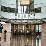 El presidente de la BBC pide disculpas por un "error de criterio" en cobertura sobre Trump