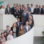 Juanma Moreno, Marifrán Carazo y Jorge Paradela, ayer junto a trabajadores del nuevo centro tecnológico