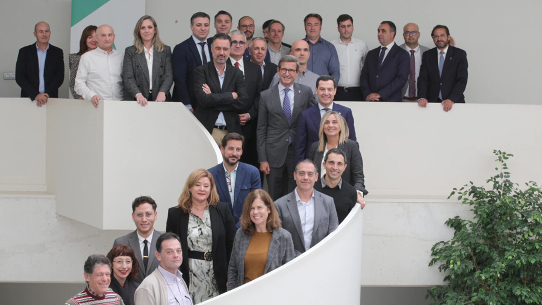 Juanma Moreno, Marifrán Carazo y Jorge Paradela, ayer junto a trabajadores del nuevo centro tecnológico