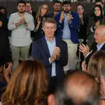 Alberto Núñez Feijóo, junto al presidente de Melilla, este lunes en un acto del PP