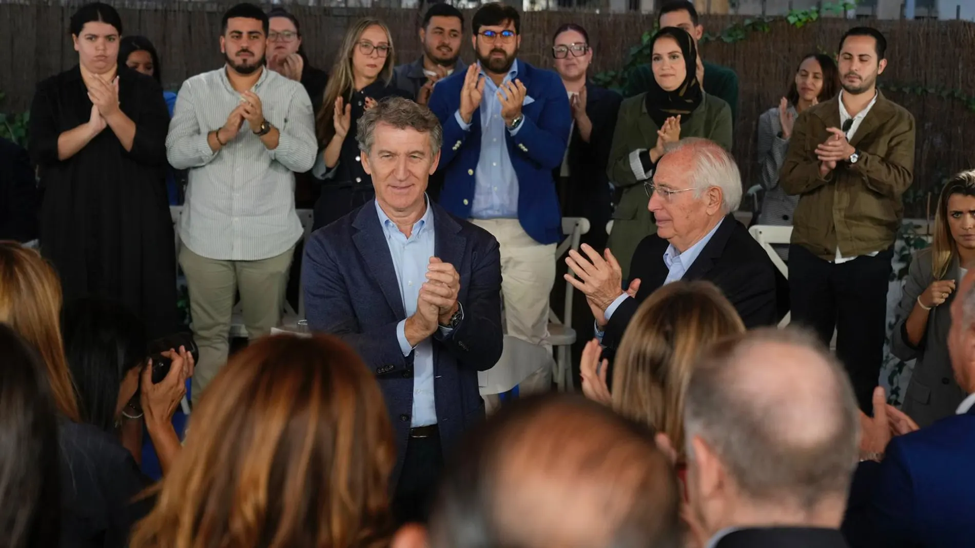 Alberto Núñez Feijóo, junto al presidente de Melilla, este lunes en un acto del PP