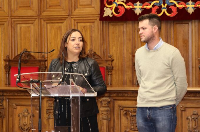 La alcaldesa de Palencia, Miriam Andrés, y el concejal de Urbanismo, Agenda Urbana, Medio Ambiente, Obras y Movilidad, Álvaro Bilbao, explican el requirimiento a Adif