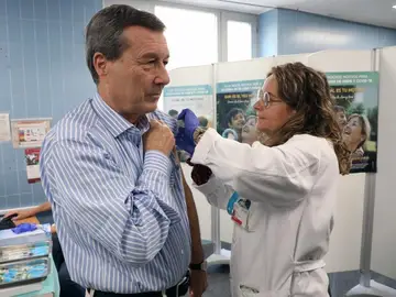 Sanidad mantendrá esta campaña la vacunación sin cita contra la gripe y covid pero no abrirá vacunódromos El conseller de Sanidad, Marciano Gómez, participa en la campaña de vacunación frente a la gripe en el Centro de Salud Serrería I REMITIDA / HANDOUT por GVA Fotografía remitida a medios de comunicación exclusivamente para ilustrar la noticia a la que hace referencia la imagen, y citando la procedencia de la imagen en la firma 10/11/2025