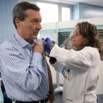 Sanidad mantendrá esta campaña la vacunación sin cita contra la gripe y covid pero no abrirá vacunódromos