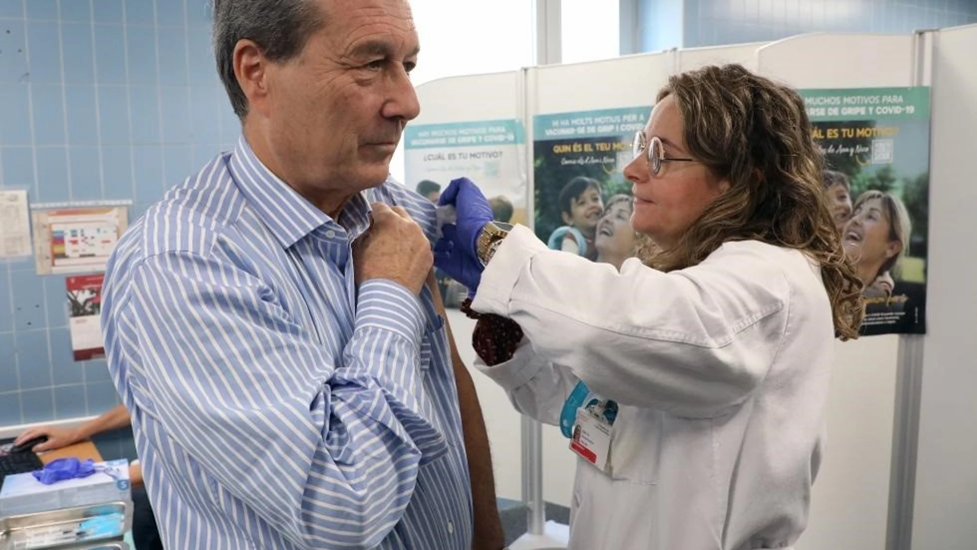El conseller de Sanidad, Marciano Gómez, participa en la campaña de vacunación frente a la gripe en el Centro de Salud Serrería I REMITIDA / HANDOUT por GVA Fotografía remitida a medios de comunicación exclusivamente para ilustrar la noticia a la que hace referencia la imagen, y citando la procedencia de la imagen en la firma 10/11/2025