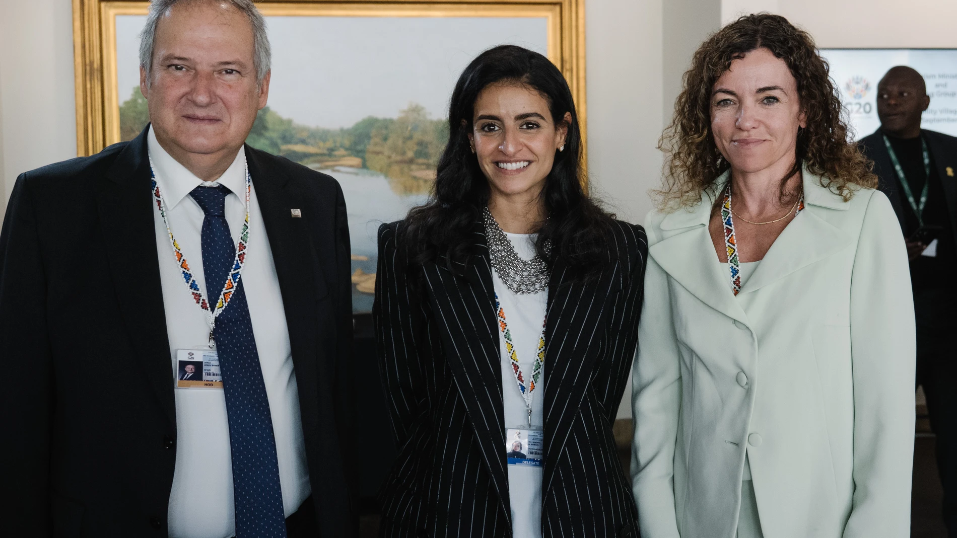 El ministro de Industria y Turismo, Jordi Hereu, la secretaria general de ONU Turismo, Sheikha Al Nowais, y la secretaria de Estado de Turismo, Rosario Sánchez, en la 26ª Asamblea del organismo en Riad (Arabia Saudí)