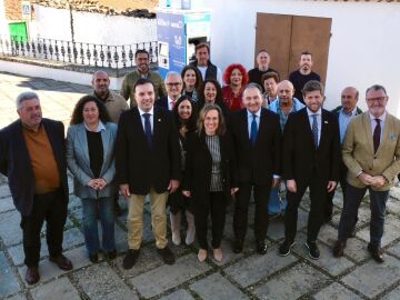 Los vecinos de Cumbres de Enmedio pueden ya retirar dinero en efectivo en el cajero automático instalado por Diputación