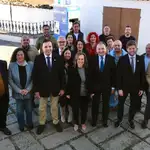 Los vecinos de Cumbres de Enmedio pueden ya retirar dinero en efectivo en el cajero automático instalado por Diputación