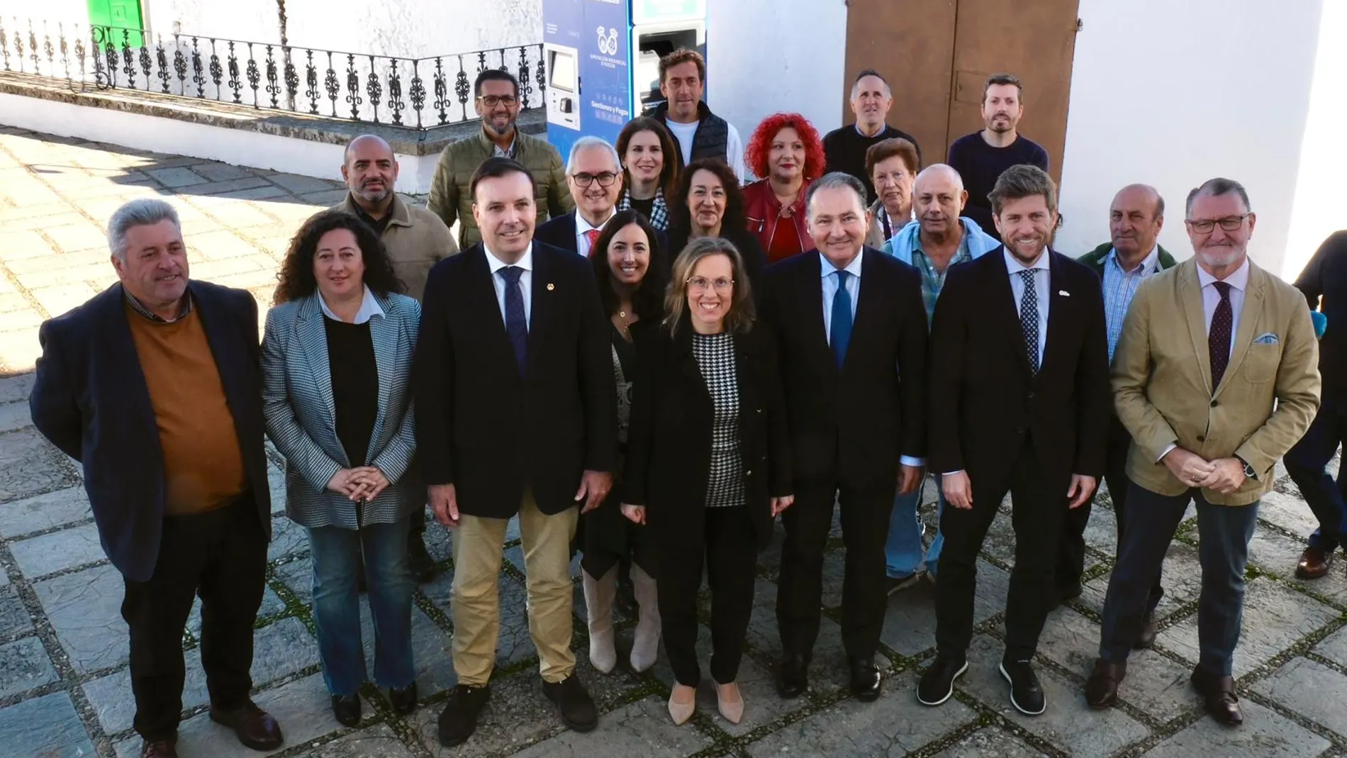 Los vecinos de Cumbres de Enmedio pueden ya retirar dinero en efectivo en el cajero automático instalado por Diputación