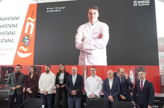 El alcalde de Valladolid, Jesús Julio Carnero, entre otras autoridades, inaugura el concurso de tapas de Valladolid
