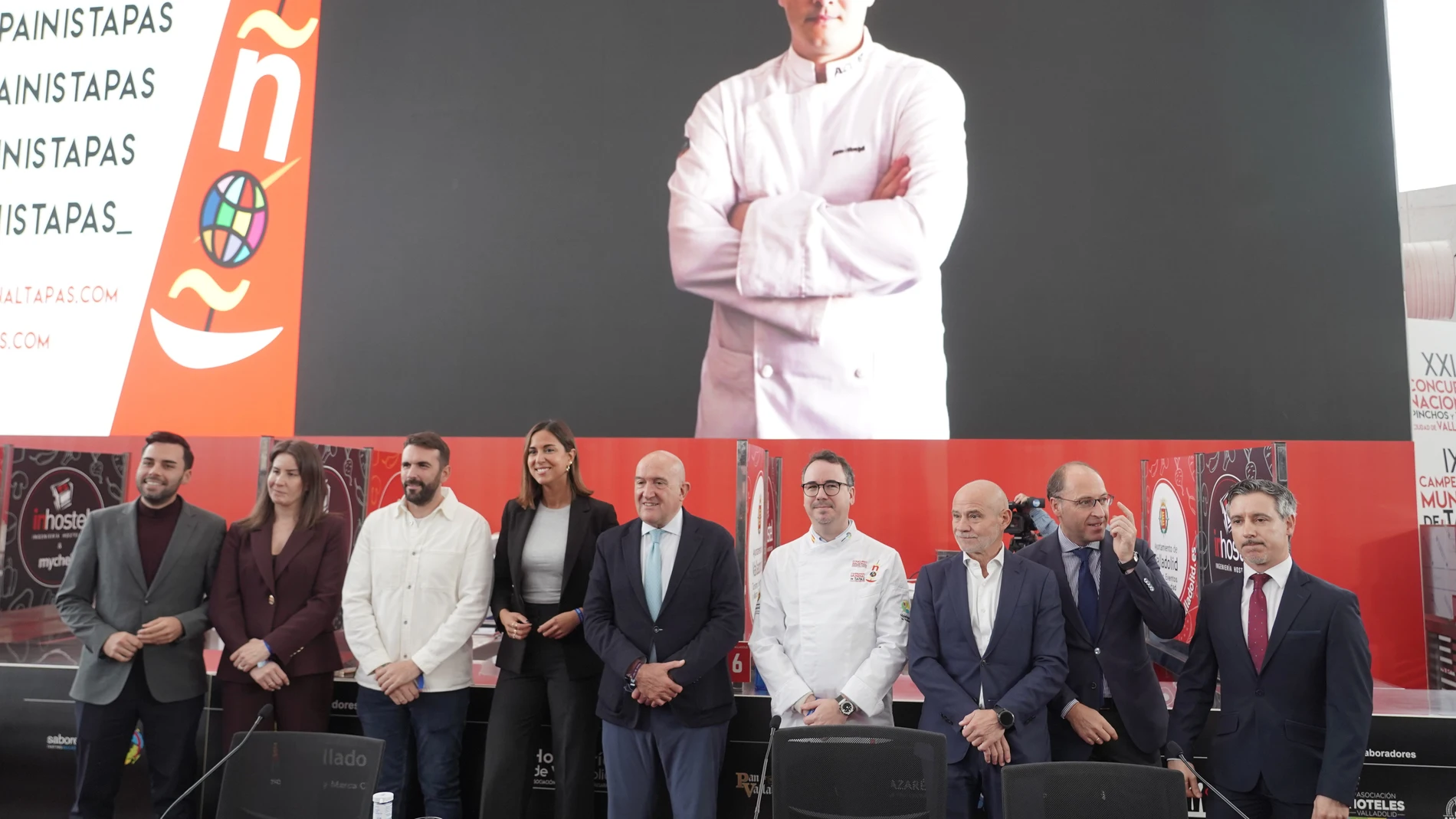 El alcalde de Valladolid, Jesús Julio Carnero, entre otras autoridades, inaugura el concurso de tapas de Valladolid