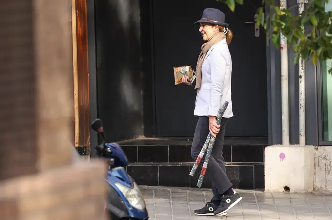 La Infanta Elena apuesta por la comodidad de las zapatillas (y por la moda sostenible) en su último plan de compras por Madrid La Infanta Elena apuesta por la comodidad de las zapatillas (y por la moda sostenible) en su último plan de compras por Madrid