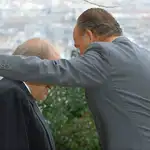 El Rey Juan Carlos (d) conversa con el presidente en funciones de la Generalitat, Jordi Pujol, en la Fundación Miró de Barcelona, donde hoy se inauguró una exposición que recoge más de 100 obras del escultor vasco Eduardo Chillida.