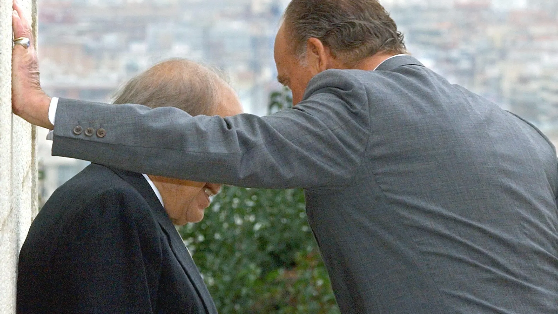 El Rey Juan Carlos (d) conversa con el presidente en funciones de la Generalitat, Jordi Pujol, en la Fundación Miró de Barcelona, donde hoy se inauguró una exposición que recoge más de 100 obras del escultor vasco Eduardo Chillida.