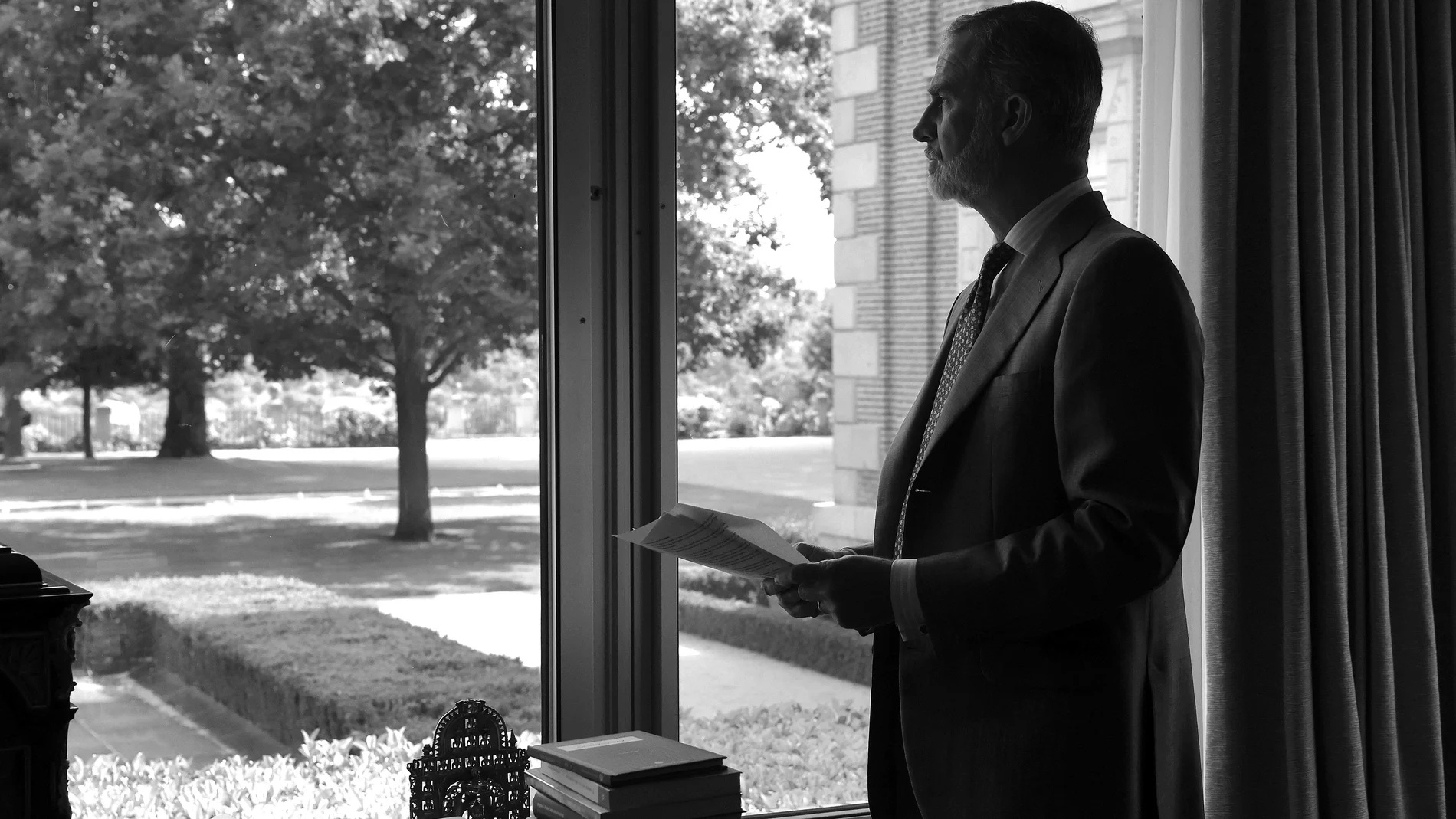 Felipe VI en su despacho del Palacio de la Zarzuela, el 5 de junio de 2024, coincidiendo con el décimo aniversario de su proclamación