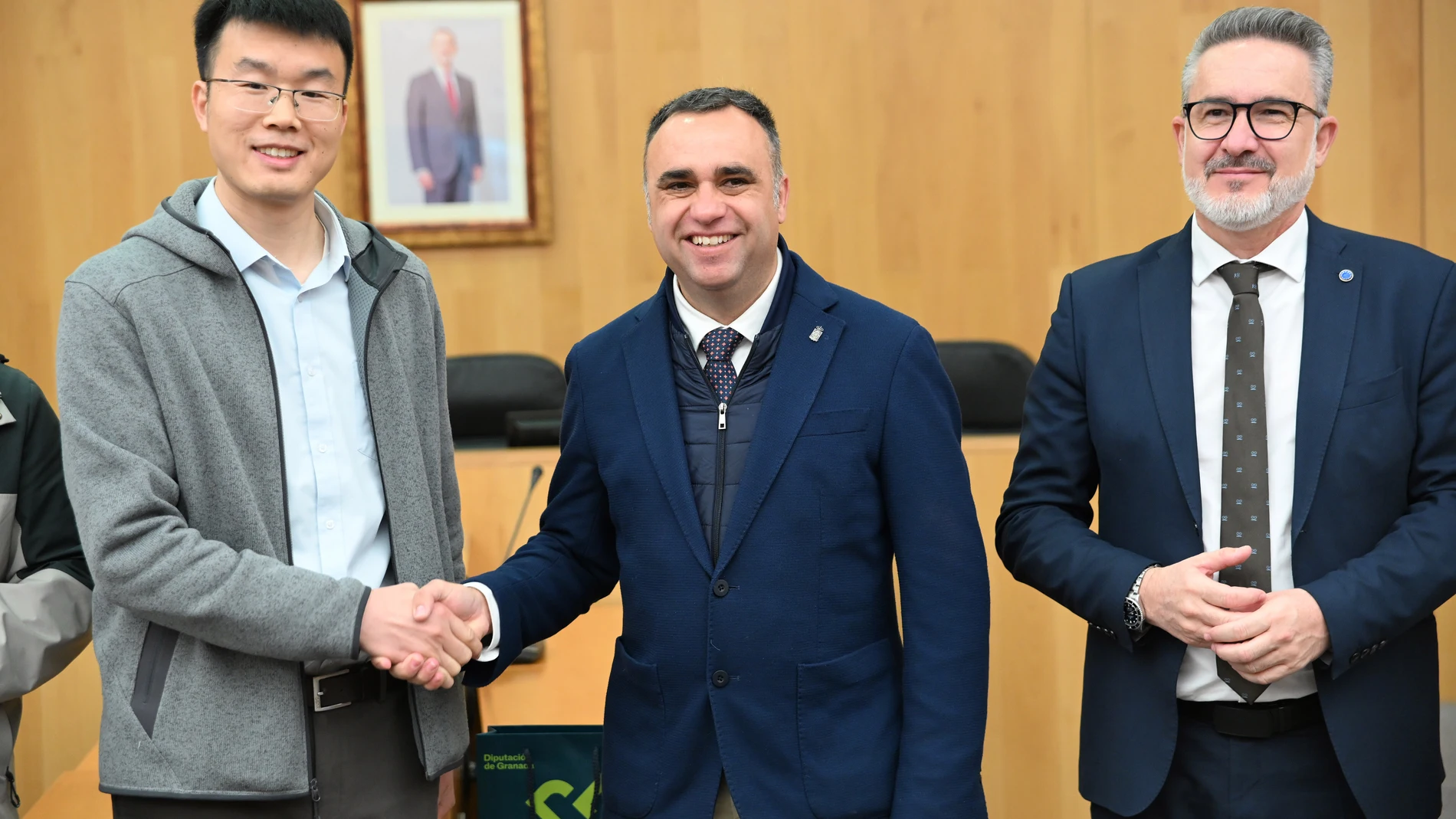 El presidente de la Diputación de Granada, Francis Rodríguez, junto a una delegación china de la empresa Goldwind, en una imagen de archivo