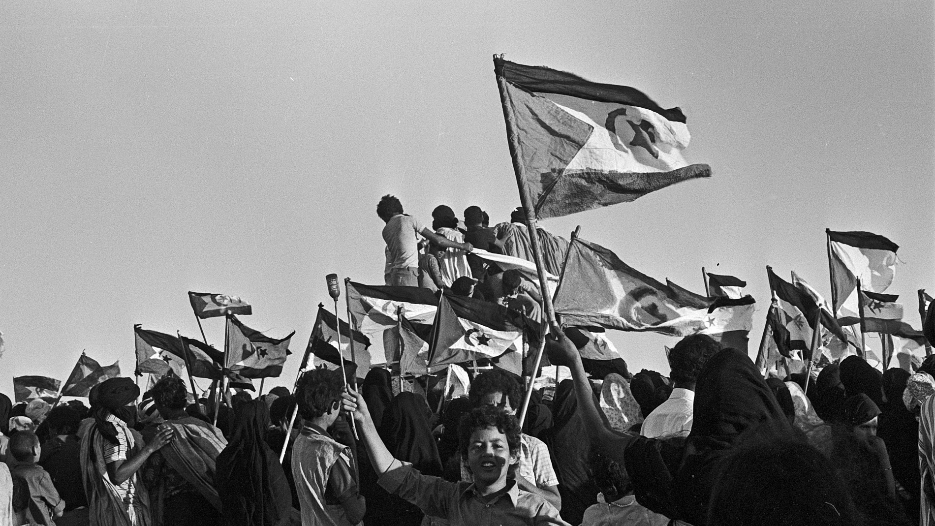 Manifestación en El Aaiún del Frente Polisario para reclamar a España la independencia del Sáhara Occidental durante el proceso de descolonización.