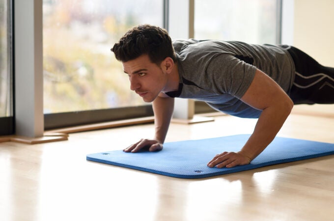 Los cinco mejores ejercicios para ganar masa muscular en casa, según un entrenador personal