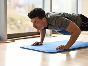 Los cinco mejores ejercicios para ganar masa muscular en casa, según un entrenador personal Los cinco mejores ejercicios para ganar masa muscular en casa, según un entrenador personal