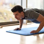 Los cinco mejores ejercicios para ganar masa muscular en casa, según un entrenador personal