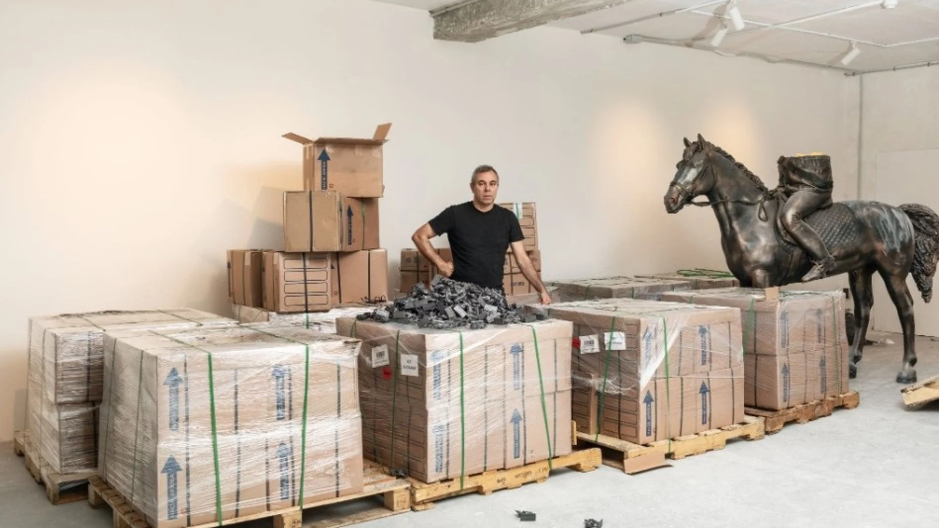 MADRID.-Fernando Sánchez Castillo presenta 'Libre', una instalación de 25.000 estatuas ecuestres de Franco pero sin jinete