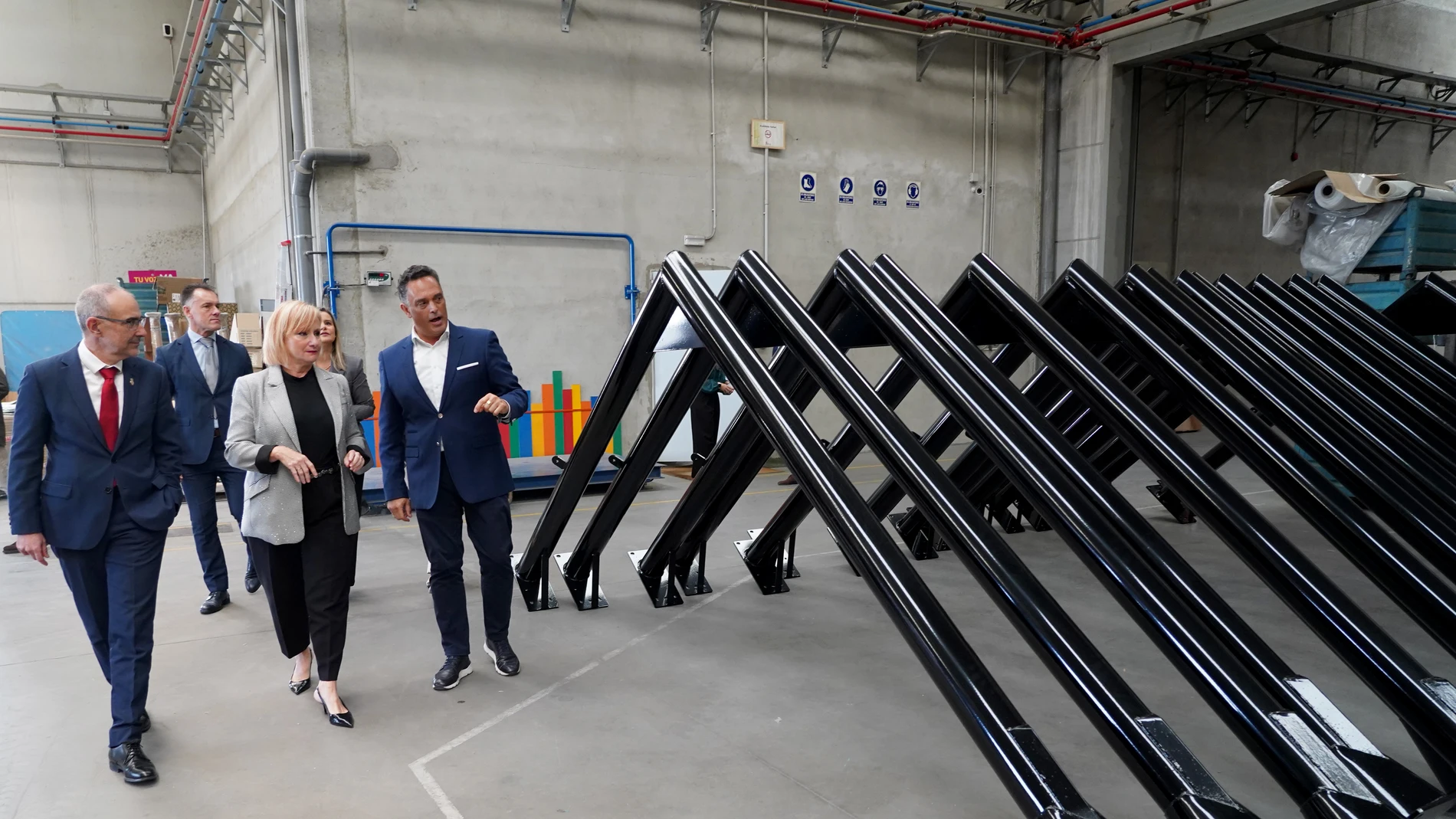 La consejera Leticia García visita las instalaciones del Grupo B2 Sport en Medina del Campo (Valladolid)