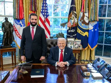 Trump recibe al presidente de Siria y asegura que hará todo "para que tenga éxito" AME7779. WASHINGTON (ESTADOS UNIDOS), 10/11/2025.- Fotografía tomada de la cuenta en Truth Social @realDonaldTrump del presidente de Estados Unidos, Donald Trump, posando con homólogo sirio, Ahmed Al-Sharaa, este lunes, en la Casa Blanca en Washington (EE.UU.). Trump recibió a Ahmed Al-Sharaa, un excombatiente rebelde que fue detenido por fuerzas estadounidenses en Irak en 2005 por sus vínculos con Al Qaeda y a quien Washington presenta ahora como "un líder fuerte". EFE/ @realDonaldTrump /SOL...