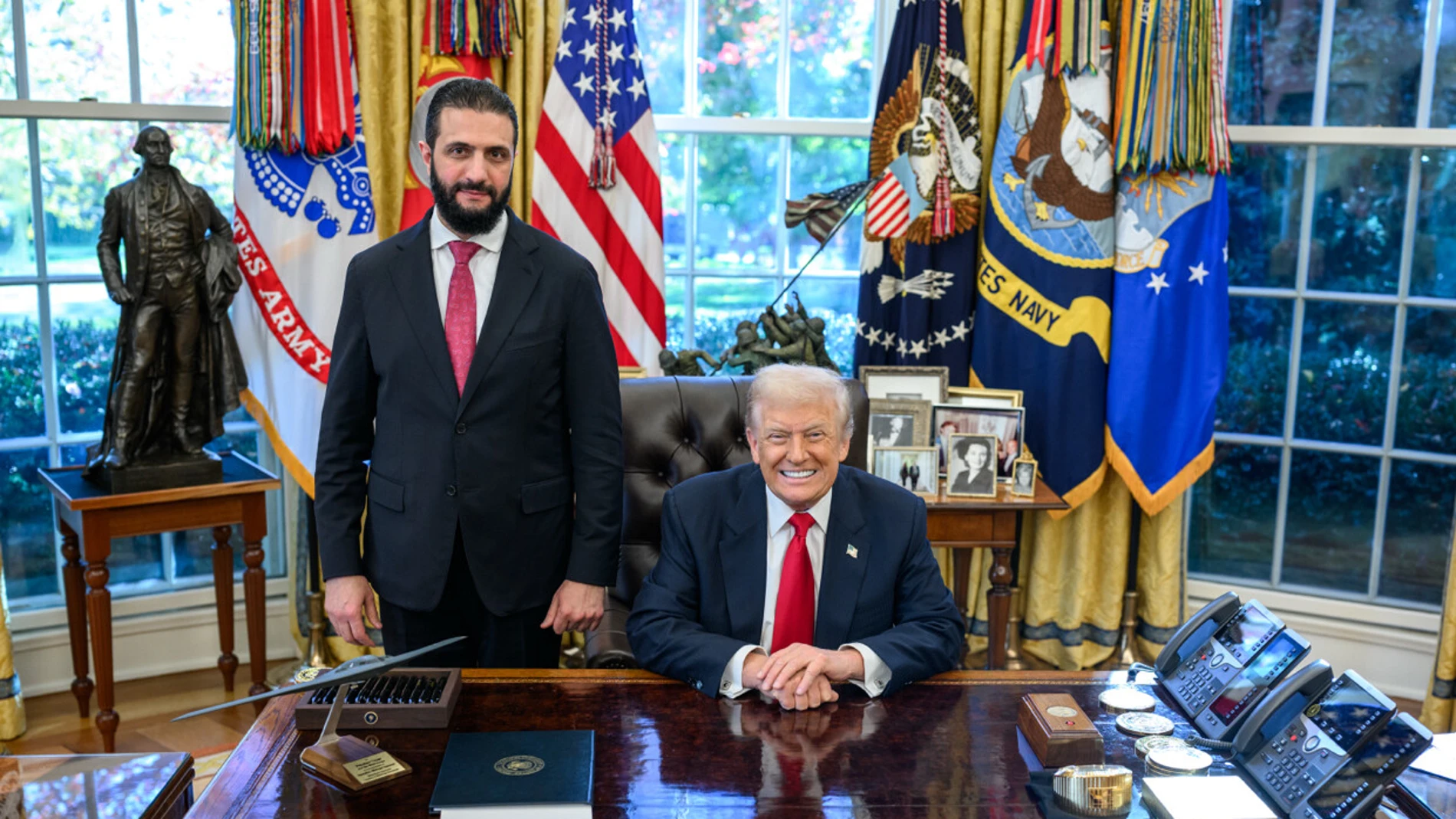 AME7779. WASHINGTON (ESTADOS UNIDOS), 10/11/2025.- Fotografía tomada de la cuenta en Truth Social @realDonaldTrump del presidente de Estados Unidos, Donald Trump, posando con homólogo sirio, Ahmed Al-Sharaa, este lunes, en la Casa Blanca en Washington (EE.UU.). Trump recibió a Ahmed Al-Sharaa, un excombatiente rebelde que fue detenido por fuerzas estadounidenses en Irak en 2005 por sus vínculos con Al Qaeda y a quien Washington presenta ahora como "un líder fuerte". EFE/ @realDonaldTrump /SOL...