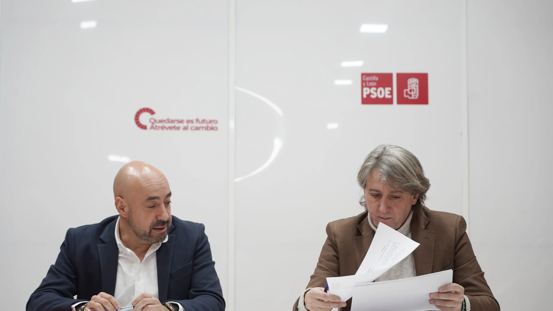 Carlos Martínez junto a Óscar Lobo en la sede del PSOE