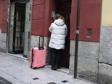 Una mujer visita un piso turístico Una mujer visita un piso turístico