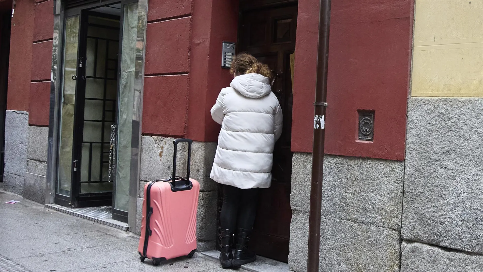 Una mujer visita un piso turístico