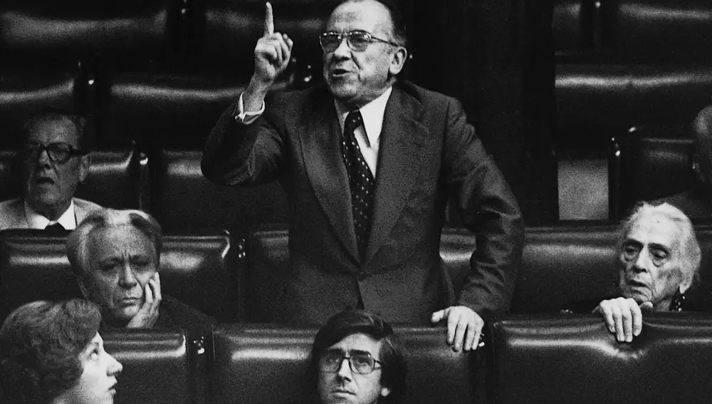 Fotografía de archivo, del 26 de julio de 1977, del histórico dirigente del PCE Santiago Carrillo durante una intervención en el pleno del Congreso de los Diputados, junto los entonces también responsables del partido Dolores Ibarruri, "Pasionaria", e Ignacio Gallego. Carrillo ha muerto hoy en Madrid, a los 97 años.
