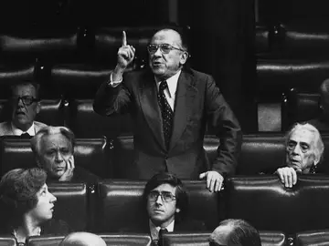 Fotografía de archivo, del 26 de julio de 1977, del histórico dirigente del PCE Santiago Carrillo durante una intervención en el pleno del Congreso de los Diputados, junto los entonces también responsables del partido Dolores Ibarruri, "Pasionaria", e Ignacio Gallego. Carrillo ha muerto hoy en Madrid, a los 97 años. Fotografía de archivo, del 26 de julio de 1977, del histórico dirigente del PCE Santiago Carrillo durante una intervención en el pleno del Congreso de los Diputados, junto los entonces también responsables del partido Dolores Ibarruri, "Pasionaria", e Ignacio Gallego. Carrillo ha muerto hoy en Madrid, a los 97 años.