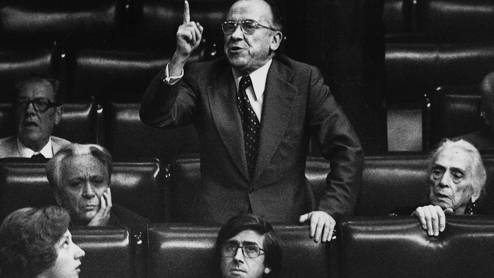 Fotografía de archivo, del 26 de julio de 1977, del histórico dirigente del PCE Santiago Carrillo durante una intervención en el pleno del Congreso de los Diputados, junto los entonces también responsables del partido Dolores Ibarruri, "Pasionaria", e Ignacio Gallego. Carrillo ha muerto hoy en Madrid, a los 97 años.