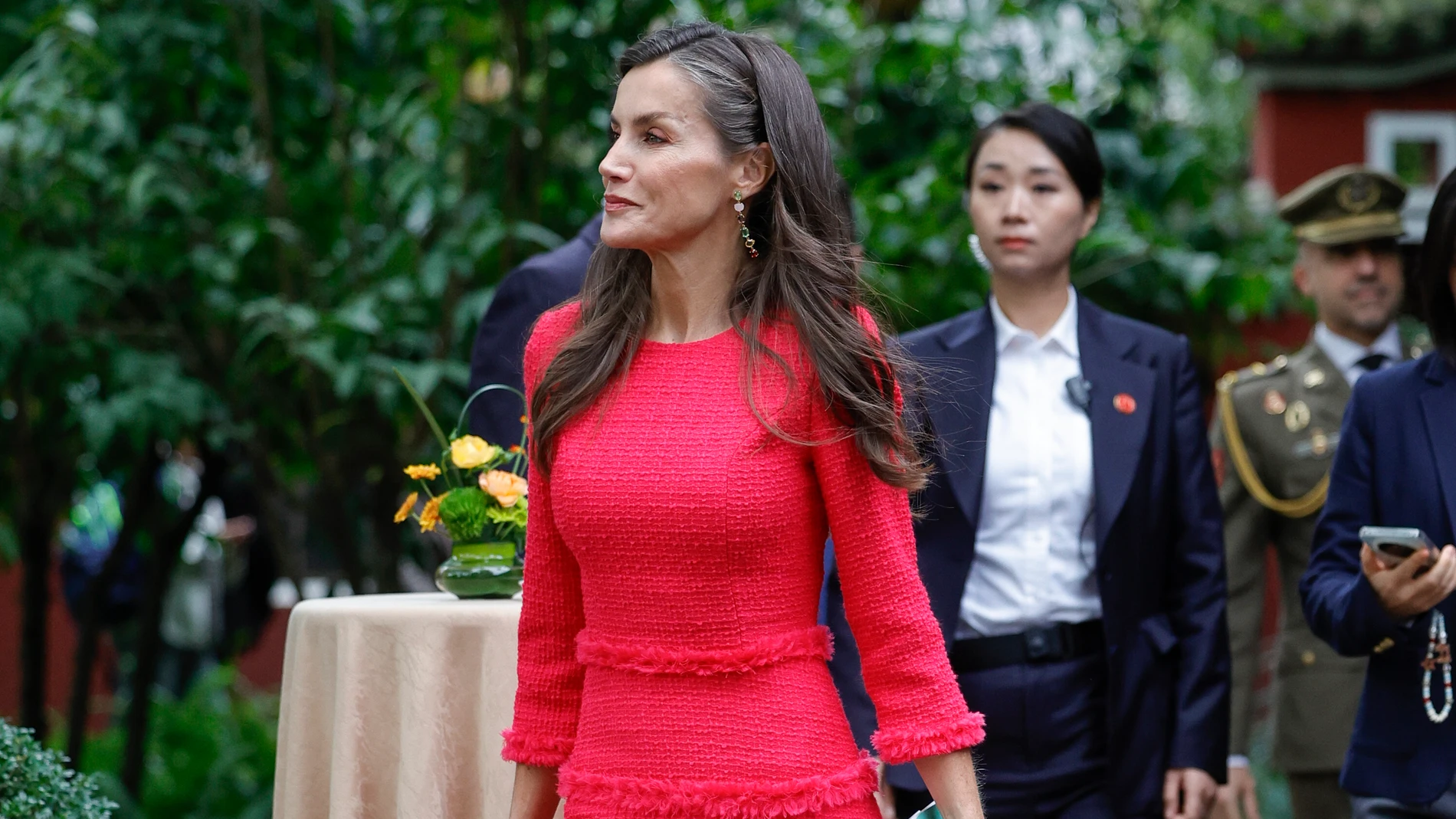 La Reina Letizia visita el Memorial de la poetisa Xue Tao, con motivo de su viaje oficial a China