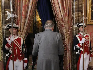 El rey don Juan Carlos, con muletas, momentos antes de un almuerzo de gala ofrecido en el Palacio Real El rey don Juan Carlos, con muletas, momentos antes de un almuerzo de gala ofrecido en el Palacio Real