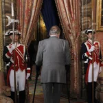 El rey don Juan Carlos, con muletas, momentos antes del almuerzo de gala ofrecido, hoy en el Palacio Real de Madrid, a la presidenta de Brasil, Dilma Rousseff, con motivo de su visita oficial a España. El monarca español será intervenido quirúrgicamente el próximo miércoles de una dolencia en la cadera izquierda, según ha señalado hoy su hermana, la infanta Pilar de Borbón.