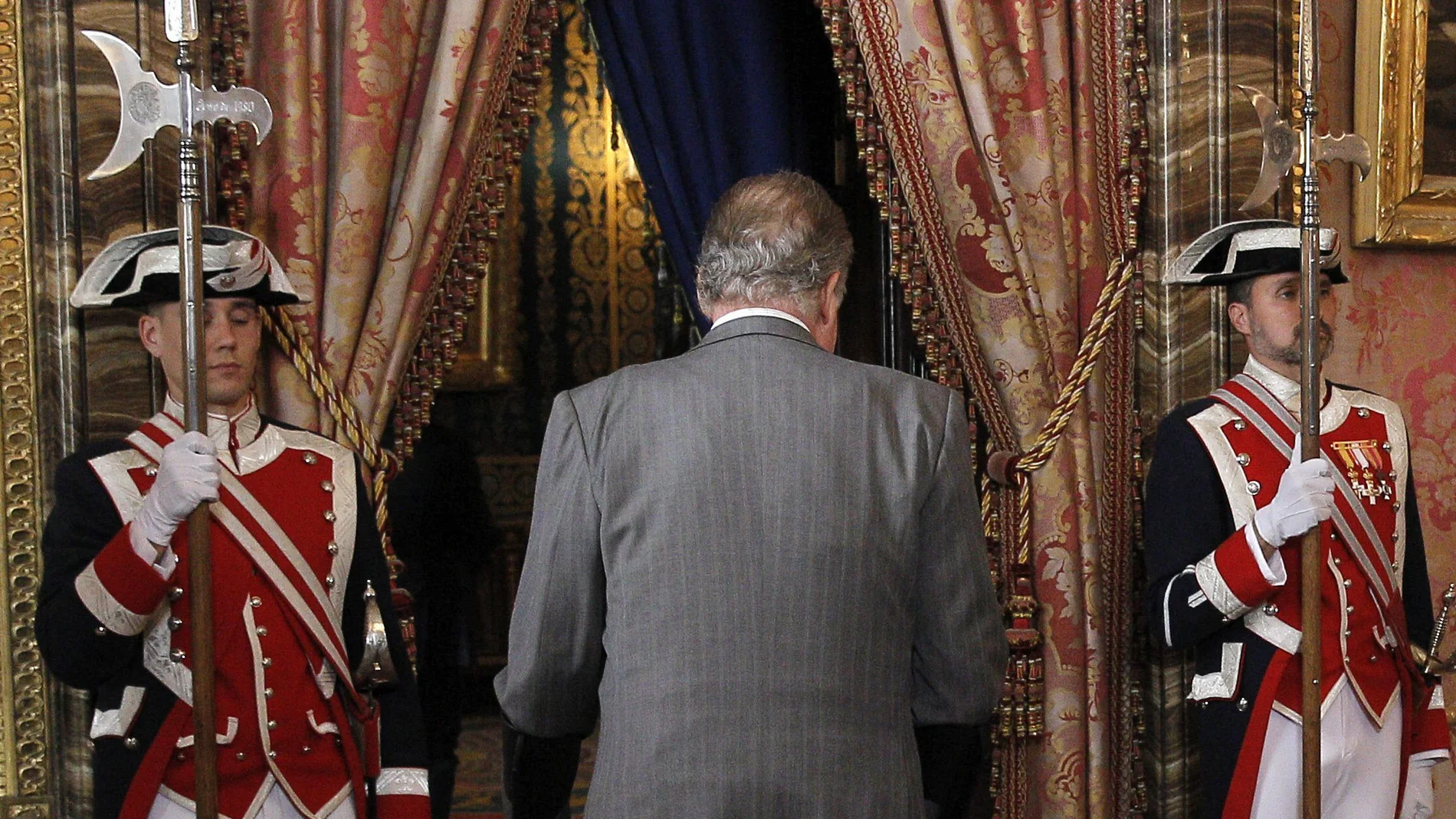 El rey don Juan Carlos, con muletas, momentos antes del almuerzo de gala ofrecido, hoy en el Palacio Real de Madrid, a la presidenta de Brasil, Dilma Rousseff, con motivo de su visita oficial a España. El monarca español será intervenido quirúrgicamente el próximo miércoles de una dolencia en la cadera izquierda, según ha señalado hoy su hermana, la infanta Pilar de Borbón.