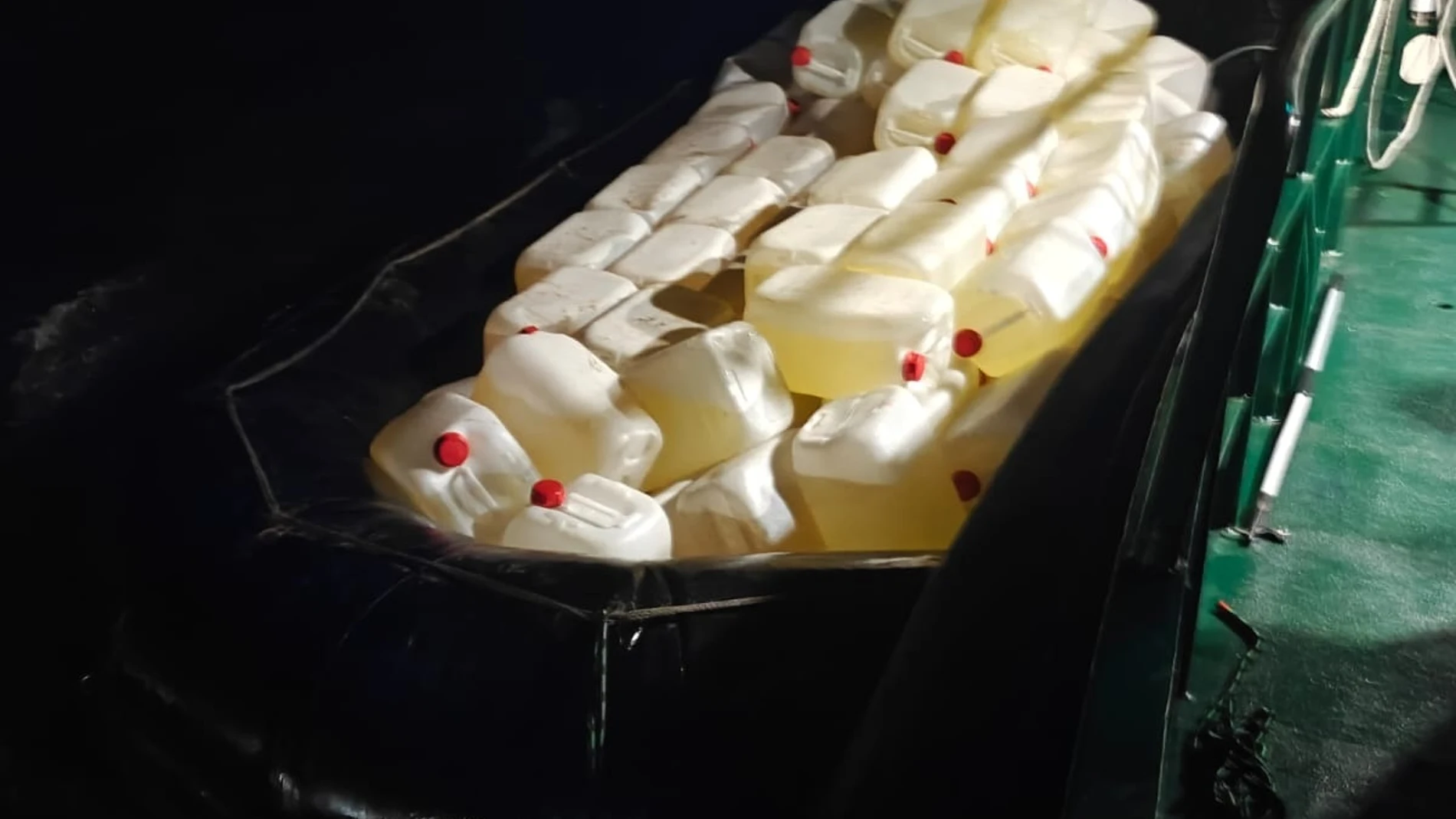 Tres detenidos al desmantelar en Barbate una "guardería" con 200 petacas de gasolina para narcolanchas