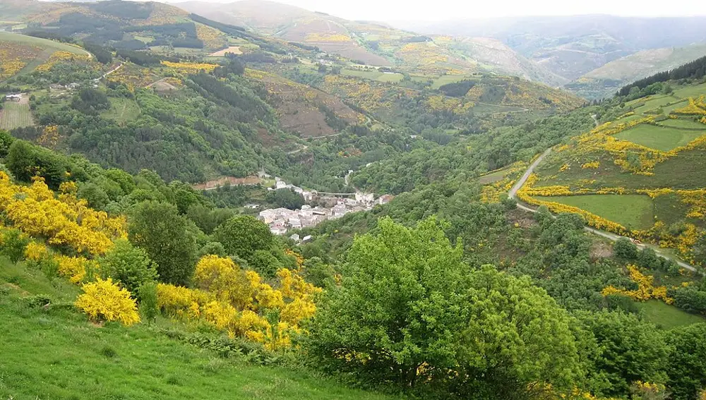 La aldea entre el paisaje.