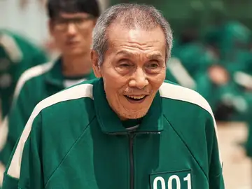 O Yeong-su alcanzó fama internacional gracias a su papel como Oh Il-nam, el jugador número 001 O Yeong-su alcanzó fama internacional gracias a su papel como Oh Il-nam, el jugador número 001