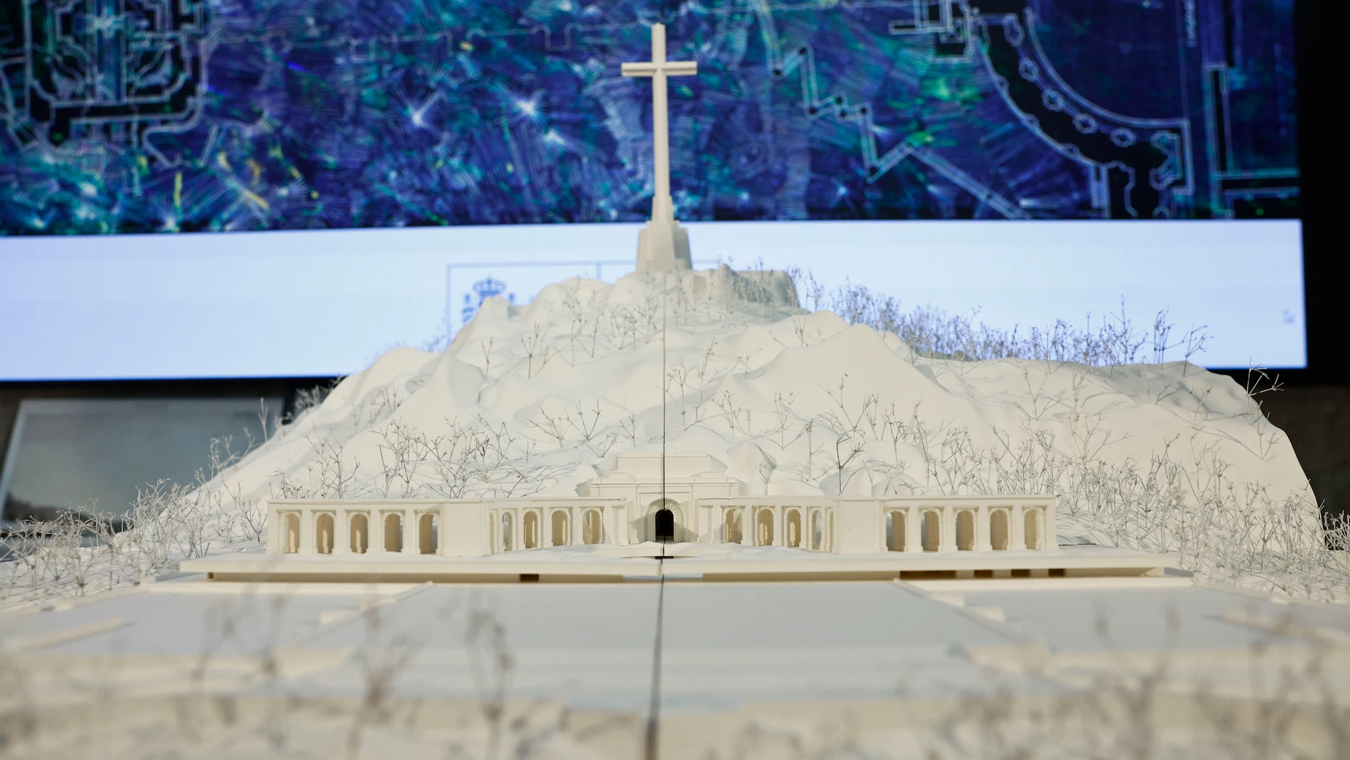MADRID, 11/11/2025.- Maqueta del proyecto 'La base y la cruz' que ha sido elegido este martes por un jurado como ganador del concurso internacional convocado por el Gobierno para resignificar el Valle de Cuelgamuros, antiguo Valle de los Caídos, en aplicación de la Ley de Memoria Democrática. EFE/ Rodrigo Jimenez